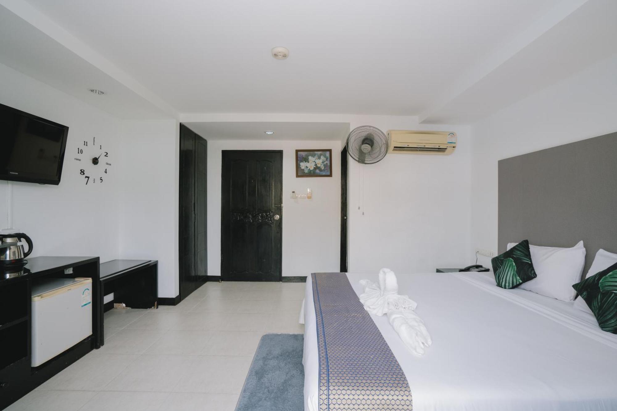 Noble House Patong Hotel Exterior photo